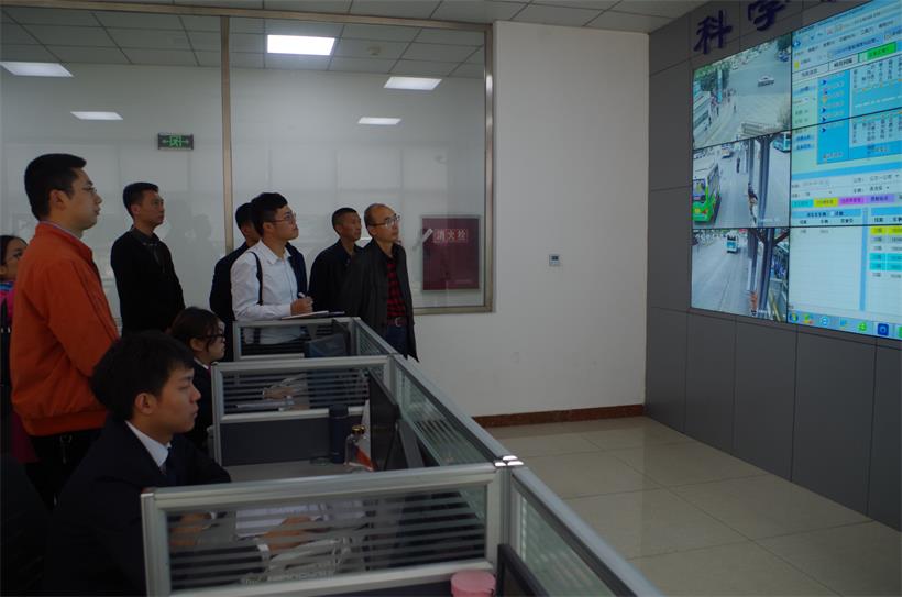 四川交通職業(yè)技術(shù)學院副院長考察我公司.JPG
